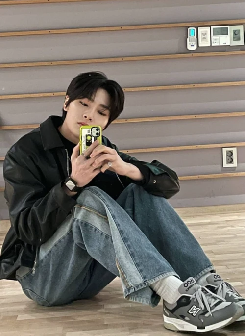 Blue Side Distressed Denim Jeans | Jeongin – Stray Kids