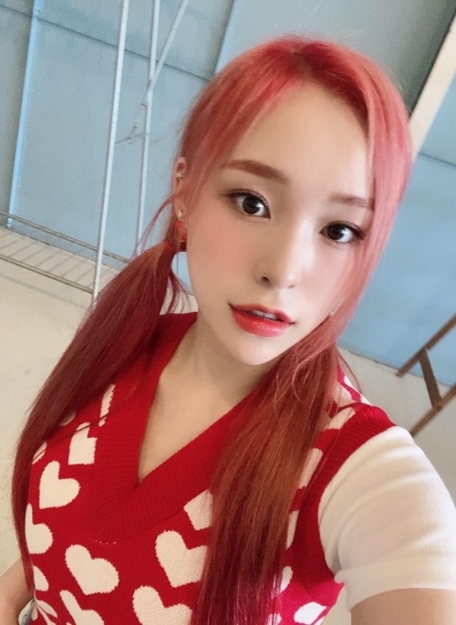 Red Heart Pattern Vest | Gahyeon – Dreamcatcher