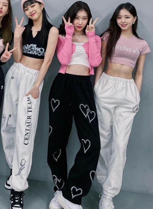 Black Heart Printed Pants | Chaeryeong – ITZY