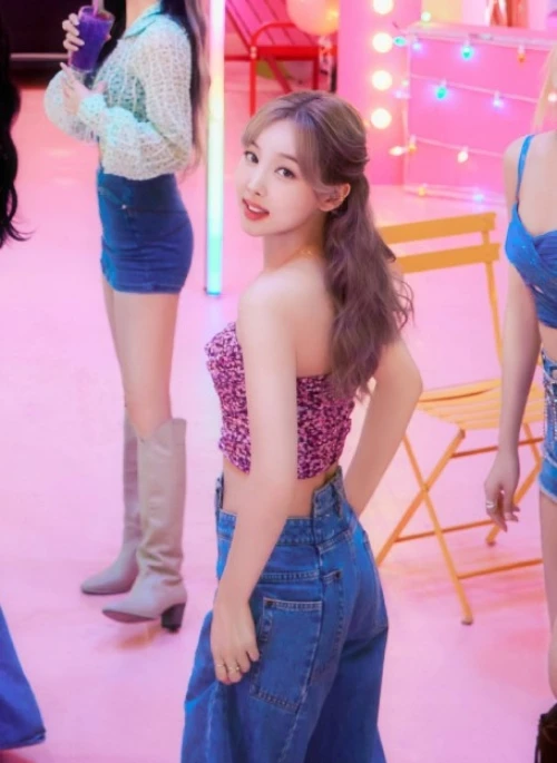 Blue Patterned High-Waist Jeans | Nayeon – Twice