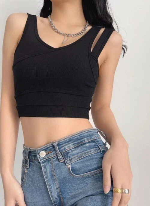 Black Overlapping Two-Piece Illusion Crop Top | Lia – ITZY