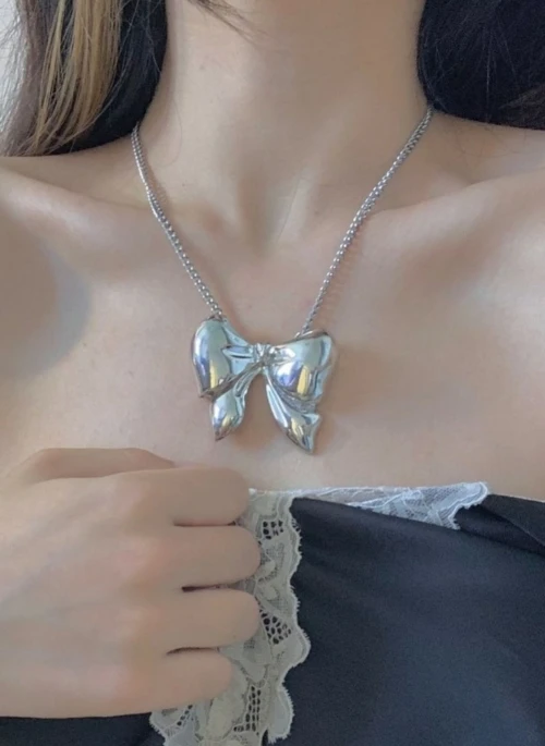 Silver Chunky Bow Necklace | Yeri – Red Velvet