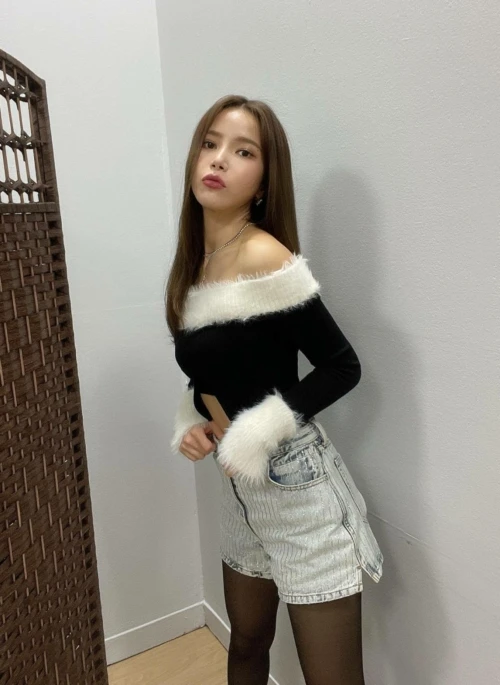 Black Long Sleeves Fur Crop Top | Solar – Mamamoo