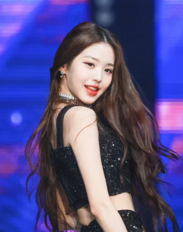 Sparkly ‘Love Dive’ Performance Outfit – Wonyoung