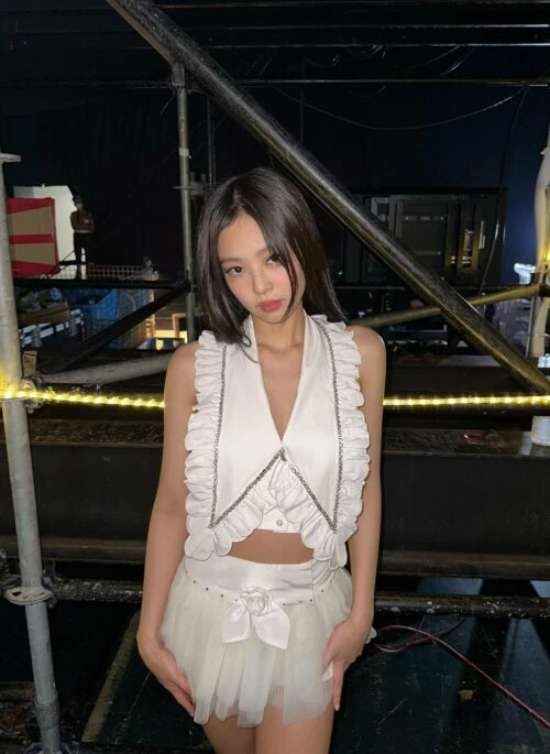 White Ruffled Big Collar Crop Top | Jennie – BlackPink