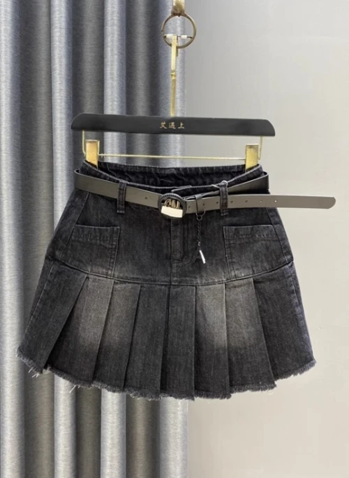 Black Pleated Denim Mini Skirt | Haerin - NewJeans