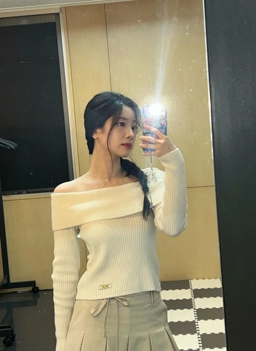 White Off-Shoulders Knitted Top | Dahyun – Twice