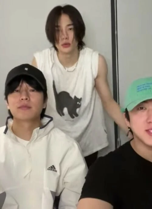 White Spooked Cat Sleeveless T-Shirt | Hyunjin – Stray Kids