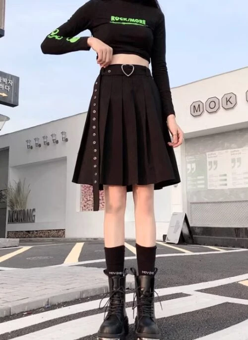 Black Pleated Skirt With Heart Buckle Belt | IU