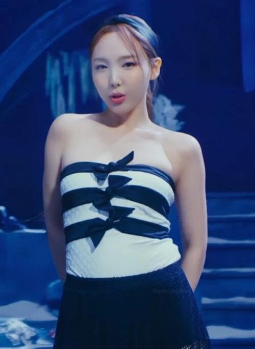 White Triple Bow Sling Top | Nayeon – Twice