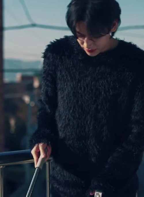 Black Furry Oversized Sweater | Bambam – GOT7