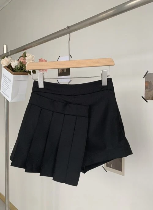 Black Pleated Wrap Skort | Jiwoo – NMIXX