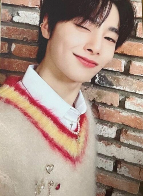 Beige Contrast-Trim Mohair Sweater | Jeongin - Stray Kids