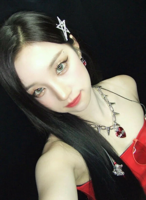 Red Thorned Heart Spikey Necklace | Yuqi – (G)I-DLE