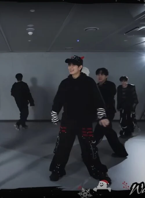 Black And Red Gothic Style Jeans | Seungmin – Stray Kids