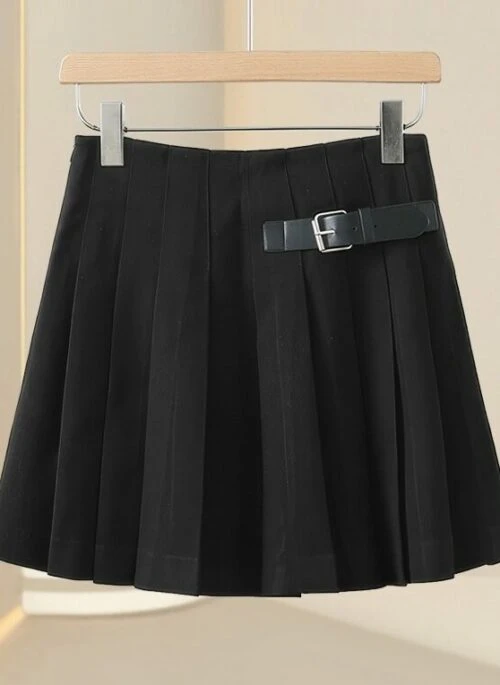 Black Buckle Pleated Skirt | Kazuha - Le Sserafim