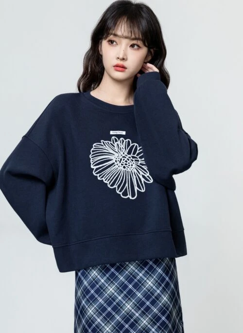 Vintage Floral Embroidered Pullover Sweatshirt