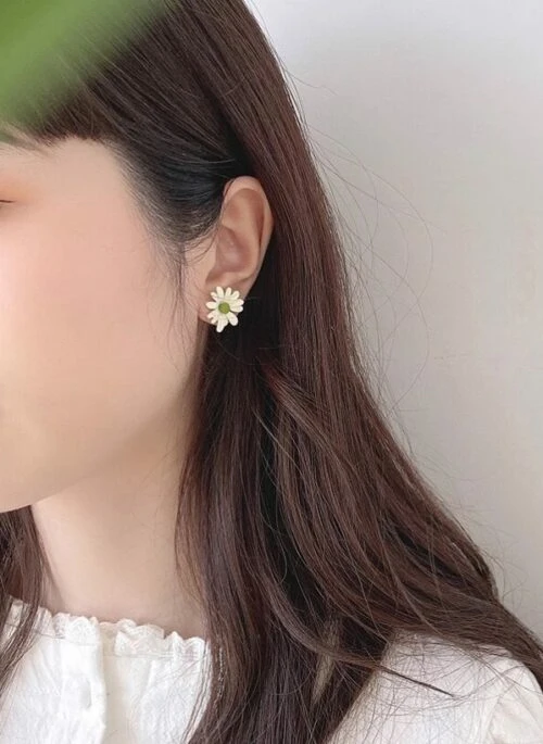 Green Daisy Asymmetrical Earrings | Solar – Mamamoo