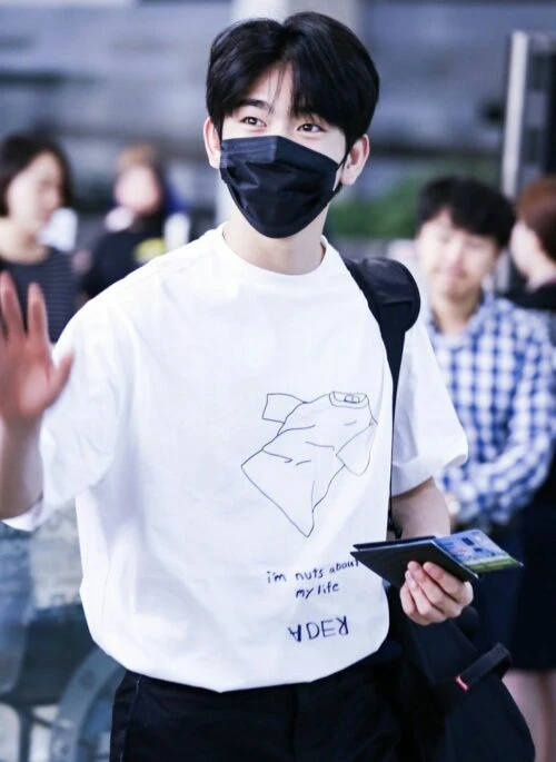 White Sketch Print Crewneck T-Shirt | Jinyoung – GOT7