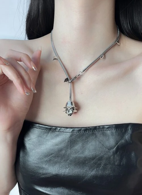 Silver Thorned-Chain Rose Necklace | Leeseo - IVE