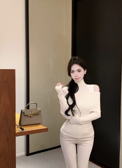 White Off-Shoulders Turtle Neck Top | Wendy – Red Velvet