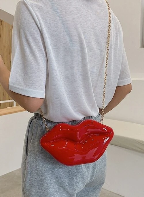 Red Lip Metal Chain Sling Bag | Chaewon – Le Sserafim