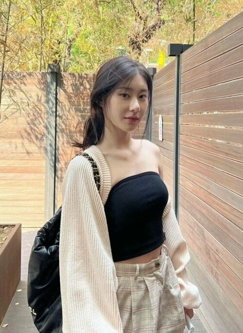 Beige Cropped Open Cardigan | Chaeryeong - ITZY