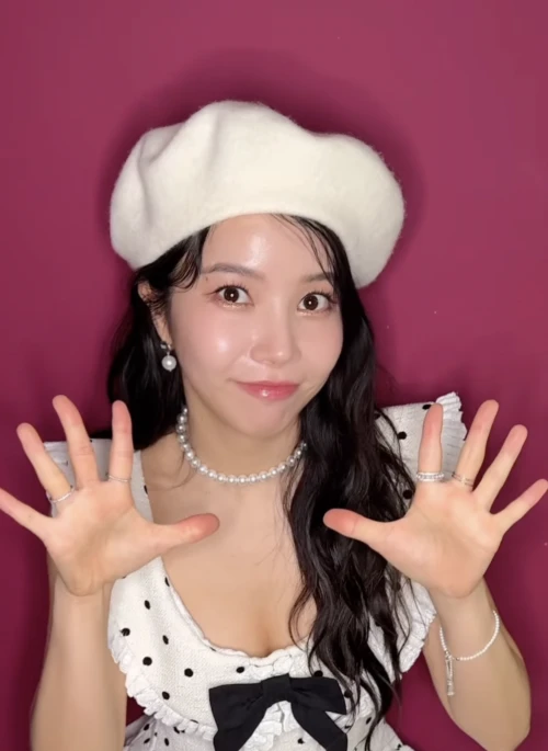 White Woolen Beret Hat | Solar – Mamamoo