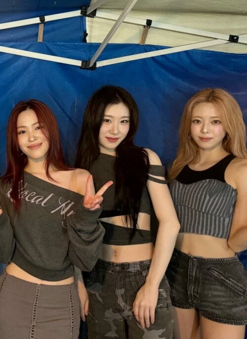 Grey Deconstructed Tie Off-Shoulders Top | Chaeryeong – ITZY