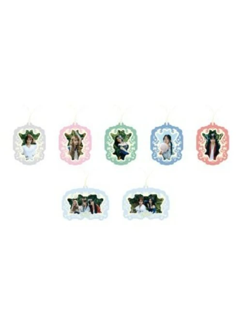 LE SSERAFIM “2025 Season’s Greetings Pop-Up” Film Bookmark Set