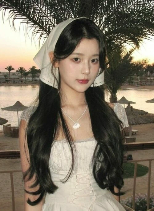 Plain White Lace-Trim Head Scarf | Wonyoung - IVE