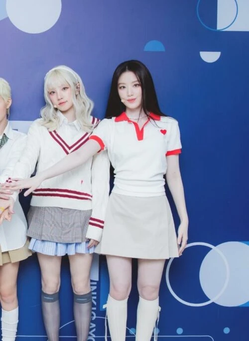 White And Red Heart Cropped Polo Shirt | Shuhua – (G)I-DLE