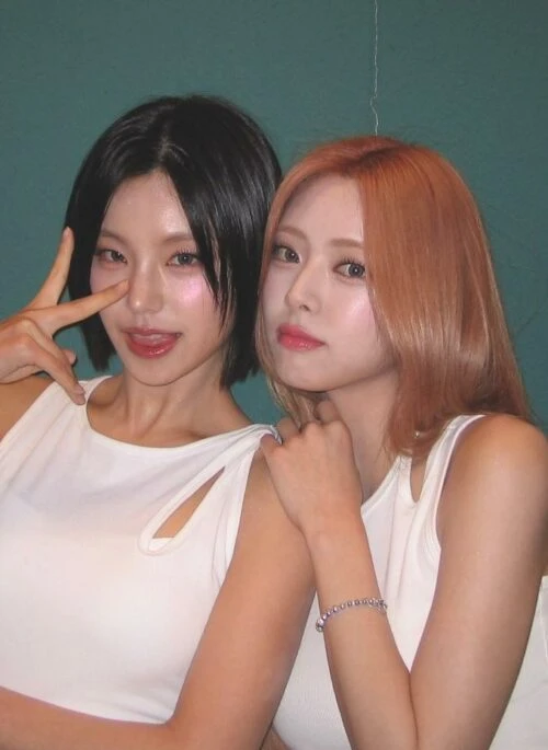 White Asymmetrical Ribbed Top | Yeji – ITZY