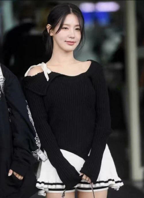 Black Asymmetric Shoulder Tie Knit Top | Miyeon - (G)I-DLE