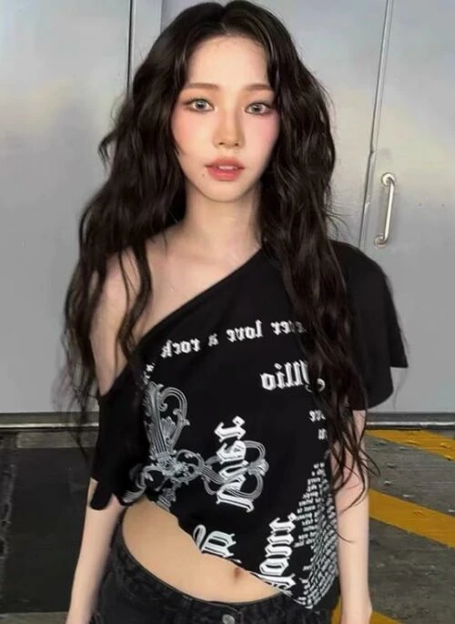 Black Gothic Print Asymmetrical T-Shirt | Karina - Aespa