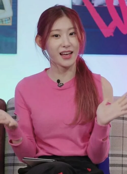 Black Mini Hearts Embroidered Jeans | Chaeryeong – ITZY