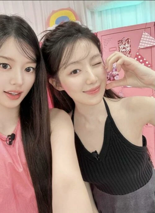 Black Ribbed V-Neck Halter Top | Shuhua – (G)I-DLE