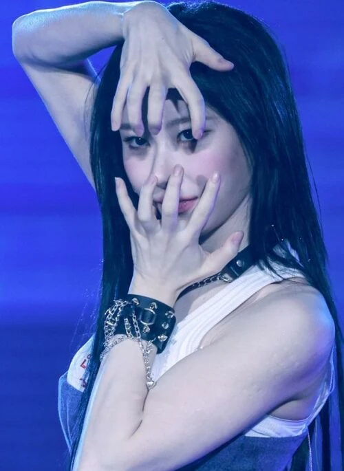 Black Spikes Chain Faux Leather Bracelet | Chaeryeong – ITZY