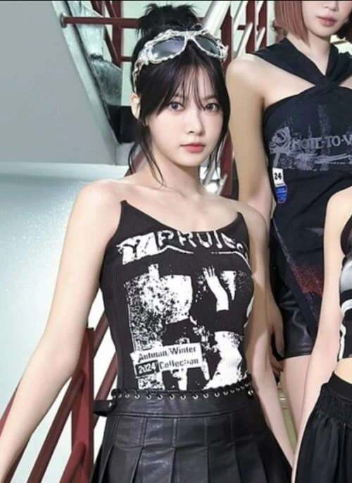 Black Urban Graphic Fitted Top | Eunchae – Le Sserafim