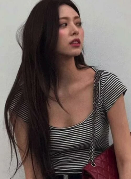 Black & White Striped Scoop-Neck Top | Yuna - ITZY