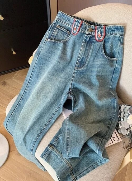 Blue Embroidered Buckle-Waist Jeans | Wonhee - ILLIT
