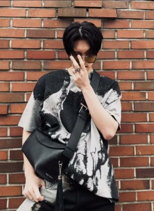 Grey Abstract Skull Graphic T-Shirt | Mingi - ATEEZ
