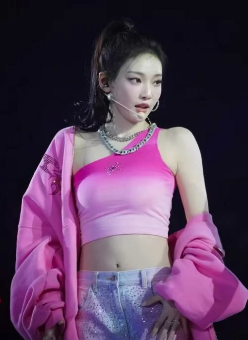 Pink Gradient Asymmetric Crop Top | Ningning – Aespa