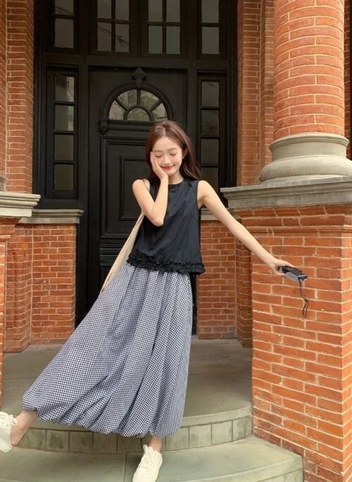 Stylish Plaid Sleeveless Top And Skirt Set