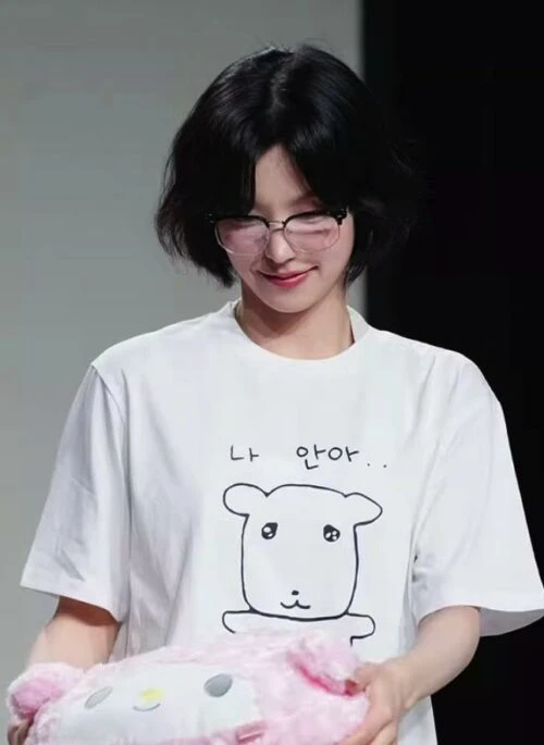 White Doodle Print “Free Hugs” T-Shirt | Yeji – ITZY
