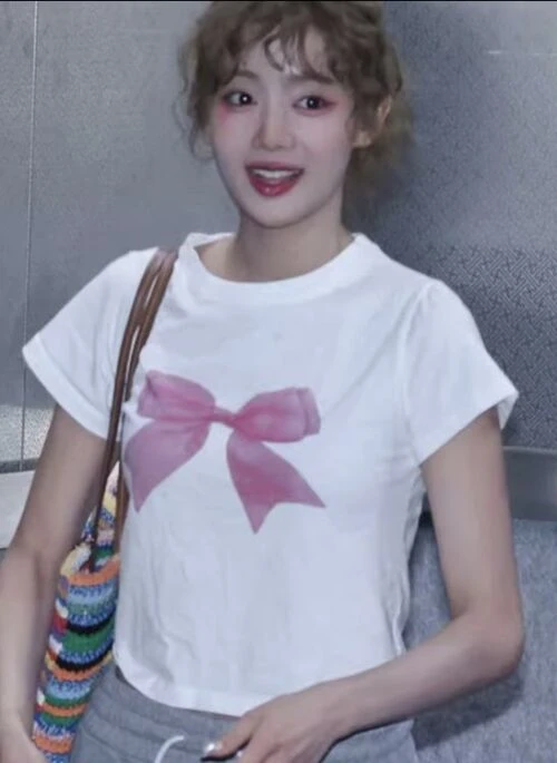 White Ribbon Print Cropped T-Shirt | Minnie - (G)I-DLE