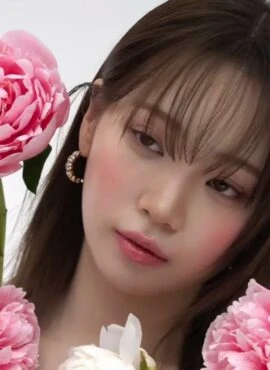 Gold Crystal-Embellished Hoop Earrings | Chaewon – Le Sserafim