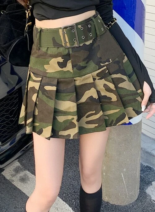 Green Camouflage Belted Pleated Skirt | Yunjin – Le Sserafim