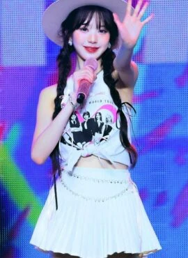 White Chain And Bow Accent Pleated Skirt | Wonyoung – IVE